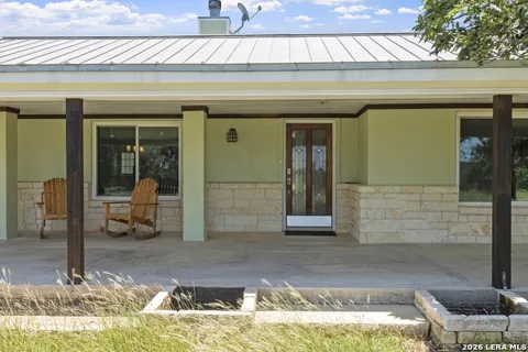 110 LIVE OAK LN