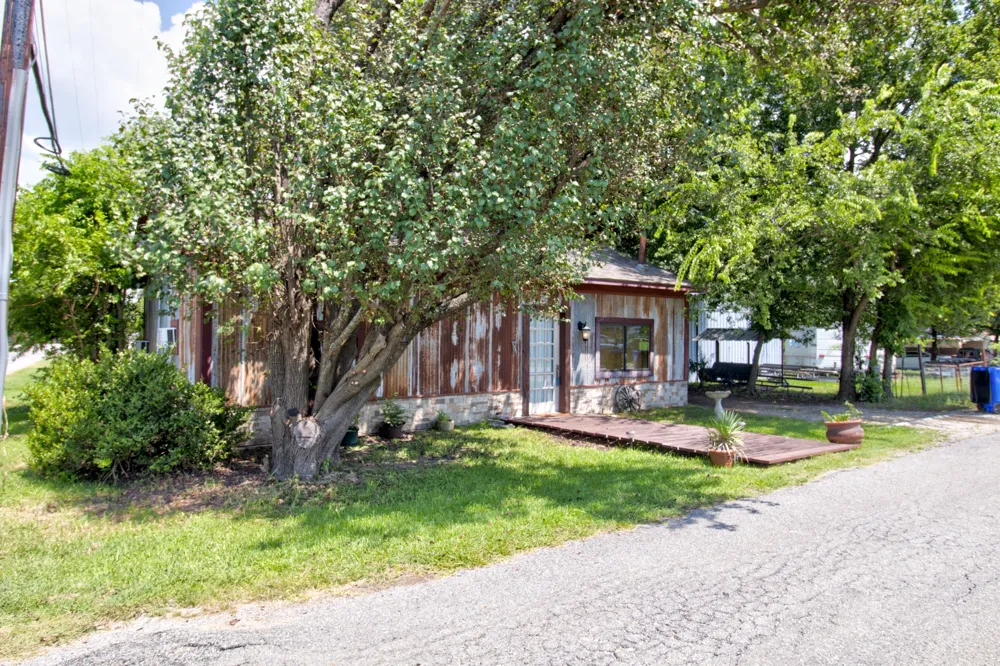 12 Old Shawnee Trail Drive Gordonville, TX 76245