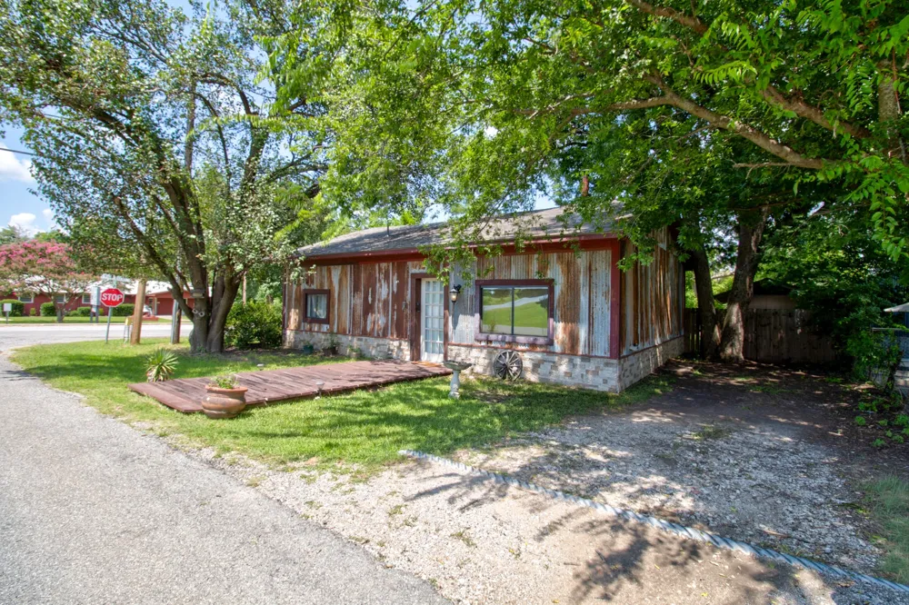 12 Old Shawnee Trail Drive Gordonville, TX 76245