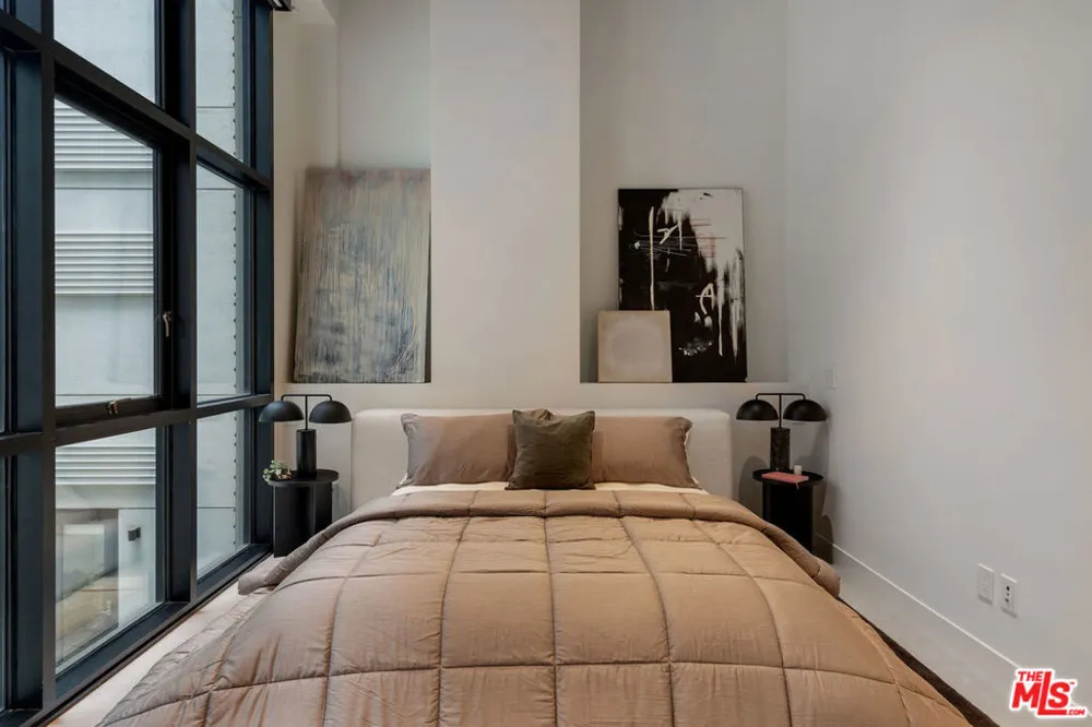 330 W 11th Street #104 Los Angeles, CA 90015