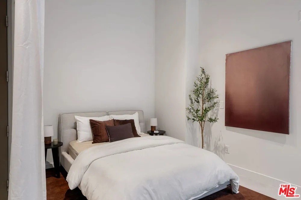330 W 11th Street #104 Los Angeles, CA 90015
