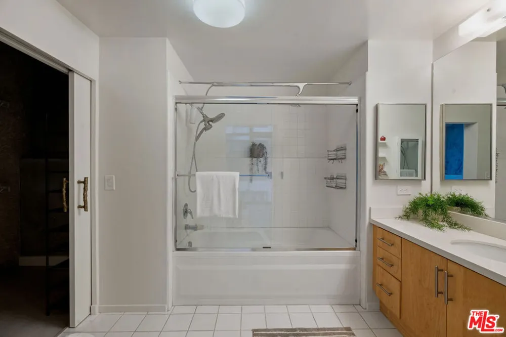 330 W 11th Street #104 Los Angeles, CA 90015