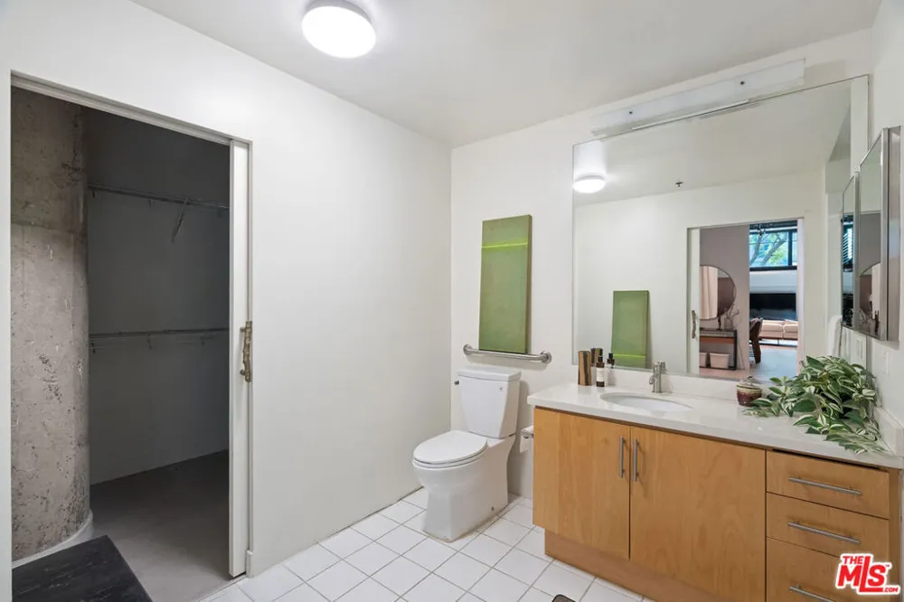 330 W 11th Street #104 Los Angeles, CA 90015