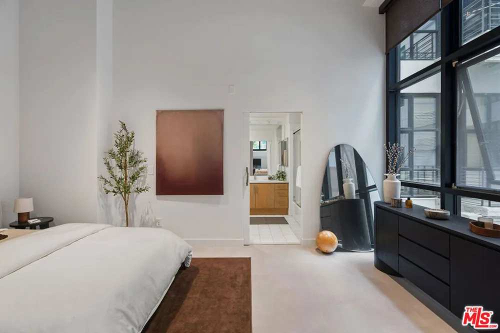 330 W 11th Street #104 Los Angeles, CA 90015