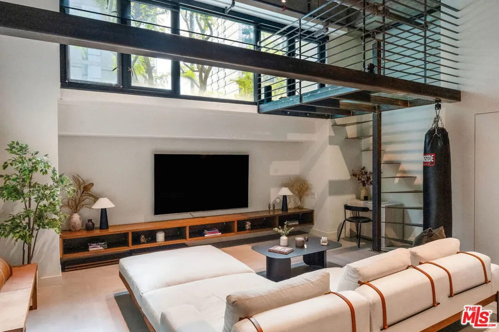 330 W 11th Street #104 Los Angeles, CA 90015