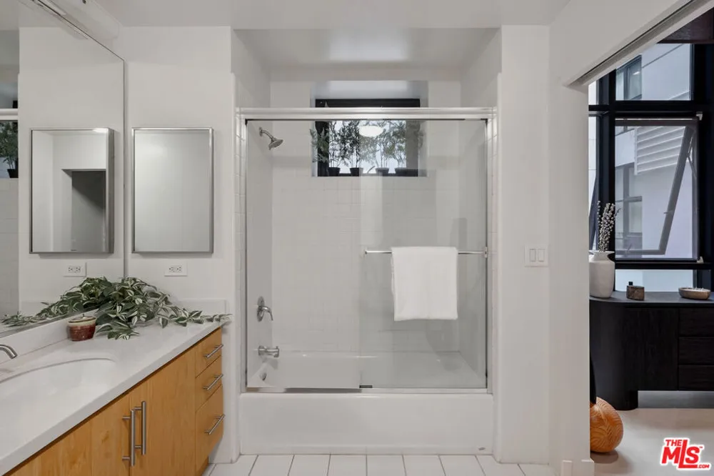 330 W 11th Street #104 Los Angeles, CA 90015