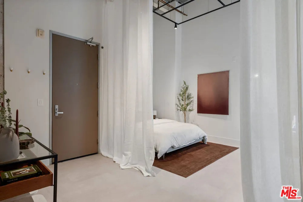 330 W 11th Street #104 Los Angeles, CA 90015