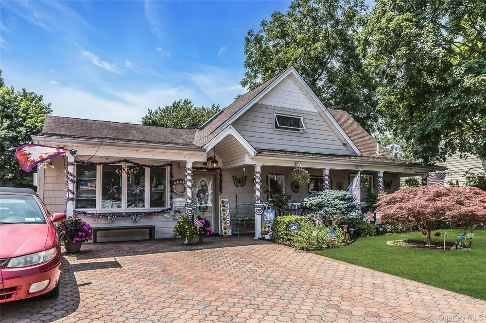 18 Hedge Lane Westbury, NY 11590