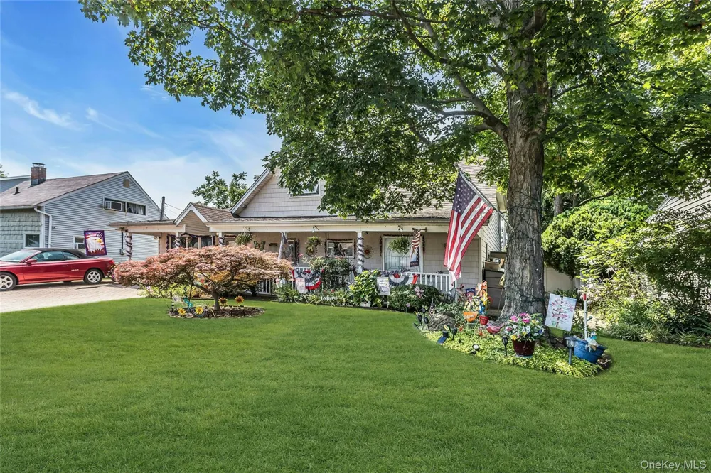 18 Hedge Lane Westbury, NY 11590