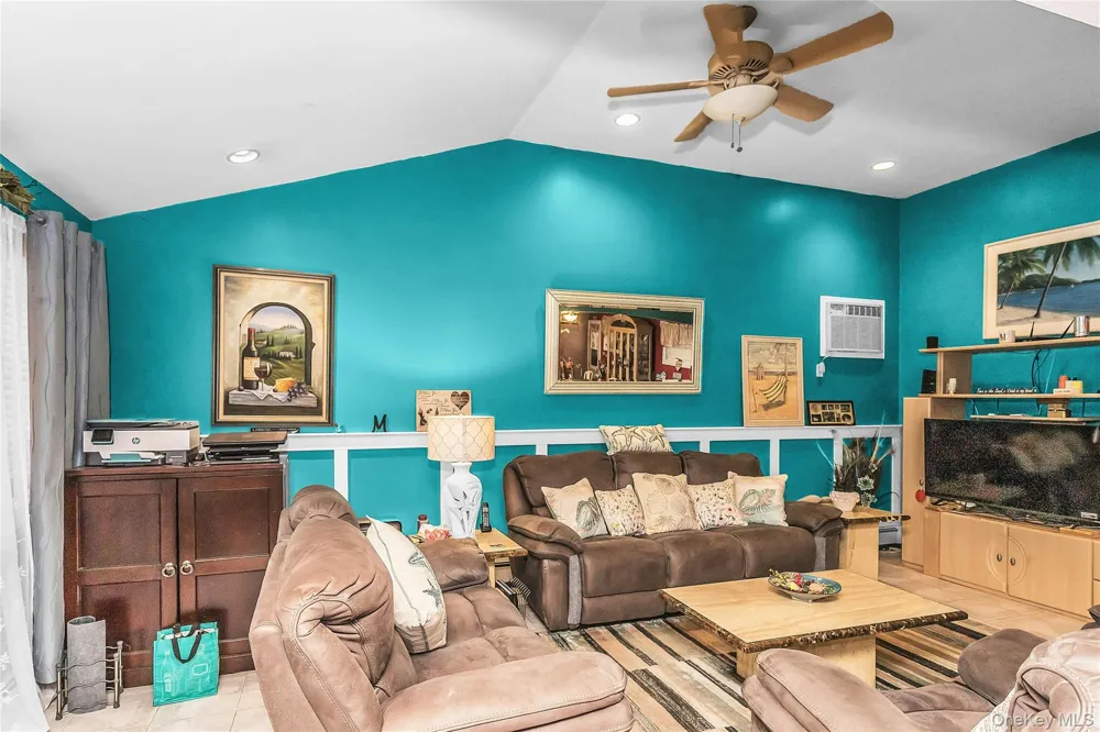 18 Hedge Lane Westbury, NY 11590