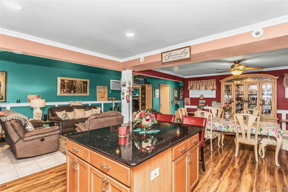 18 Hedge Lane Westbury, NY 11590