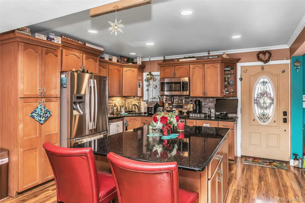 18 Hedge Lane Westbury, NY 11590