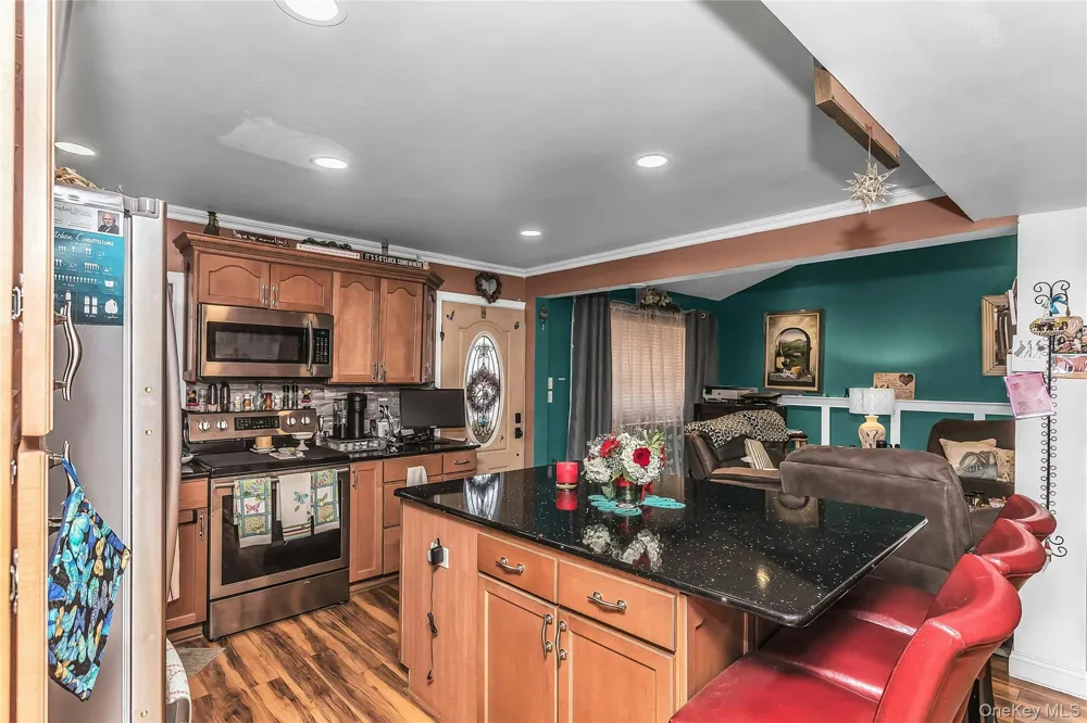 18 Hedge Lane Westbury, NY 11590