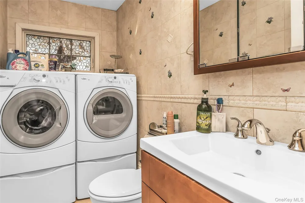 18 Hedge Lane Westbury, NY 11590