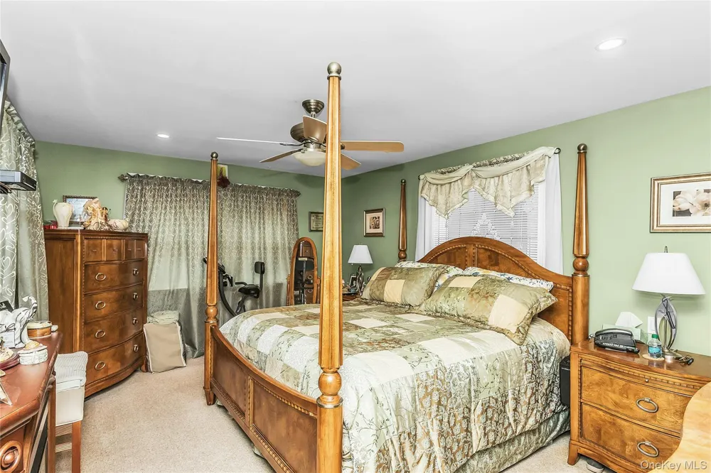 18 Hedge Lane Westbury, NY 11590