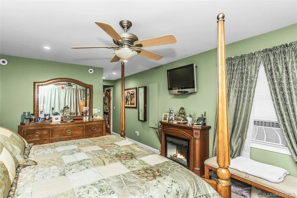 18 Hedge Lane Westbury, NY 11590