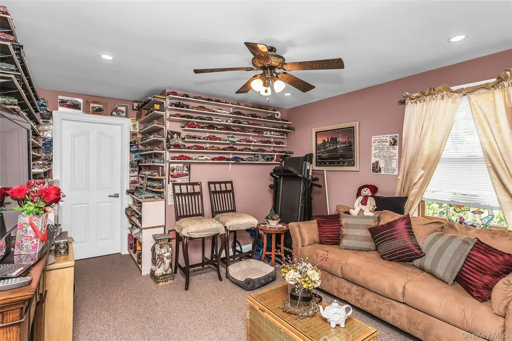 18 Hedge Lane Westbury, NY 11590