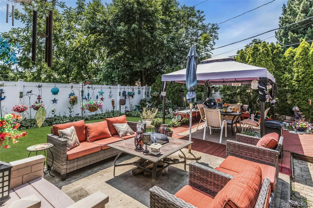 18 Hedge Lane Westbury, NY 11590