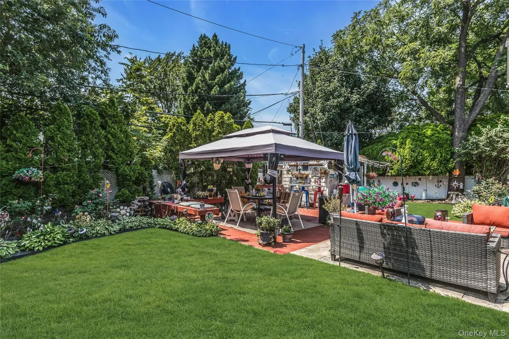 18 Hedge Lane Westbury, NY 11590