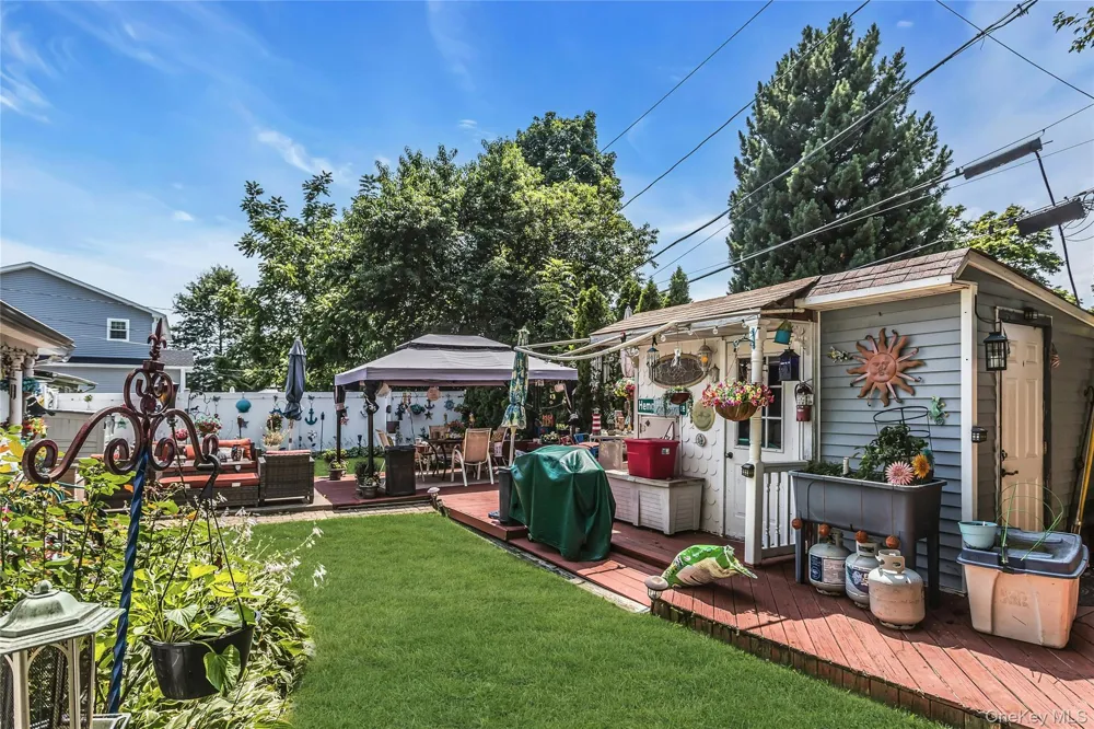 18 Hedge Lane Westbury, NY 11590