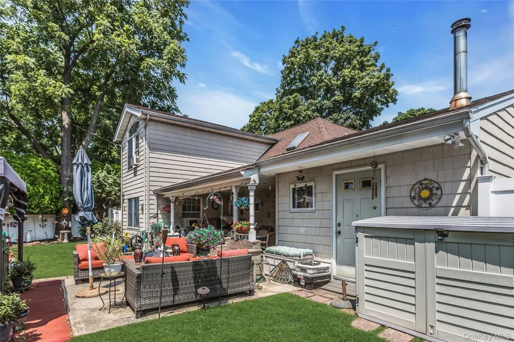 18 Hedge Lane Westbury, NY 11590