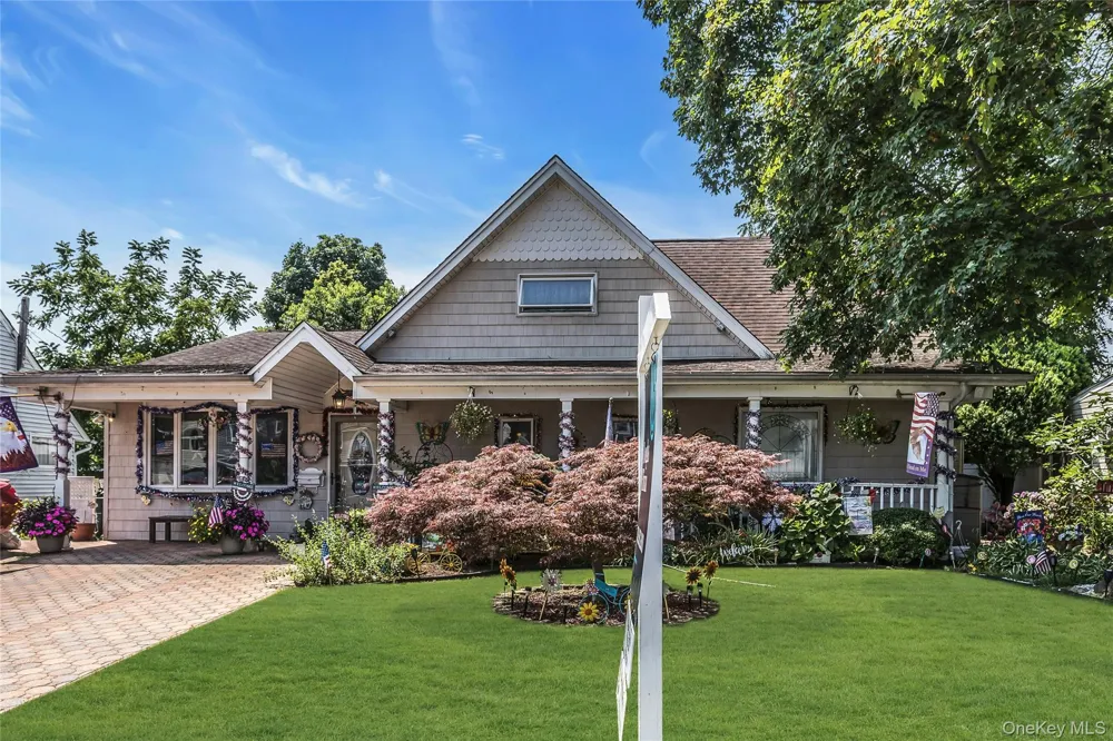 18 Hedge Lane Westbury, NY 11590