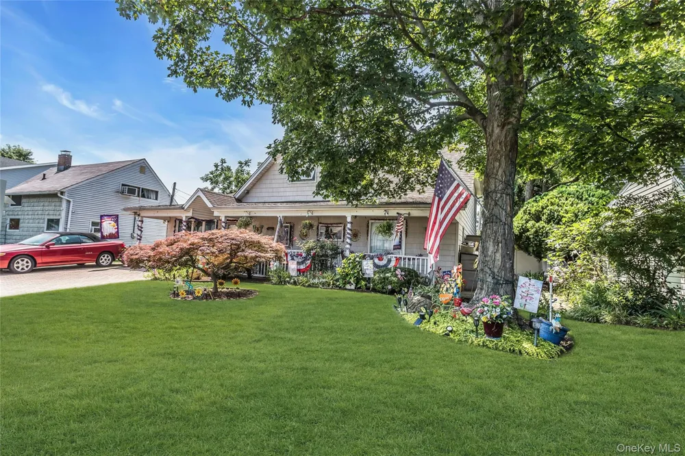18 Hedge Lane Westbury, NY 11590