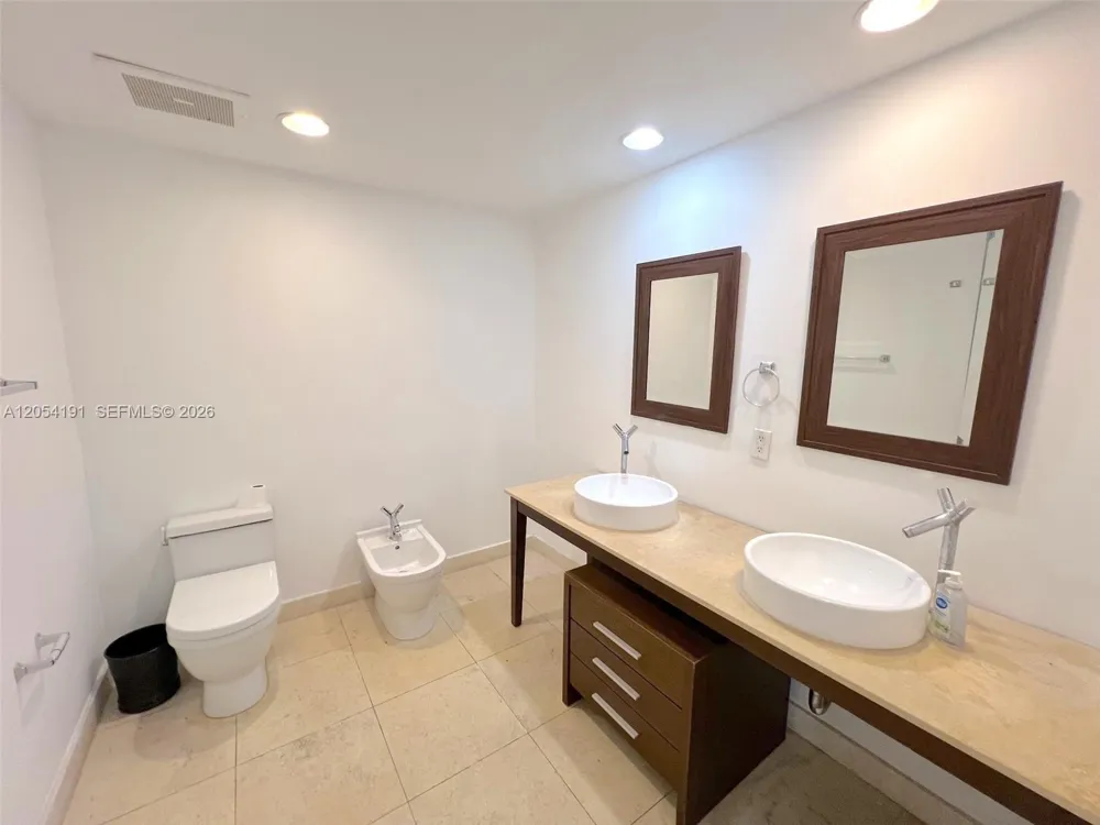 495 BRICKELL AV #4208 Miami, FL 33131