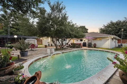 2104 Westlake Drive