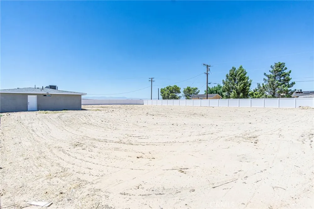 16621 Glendower Edwards, CA 93523
