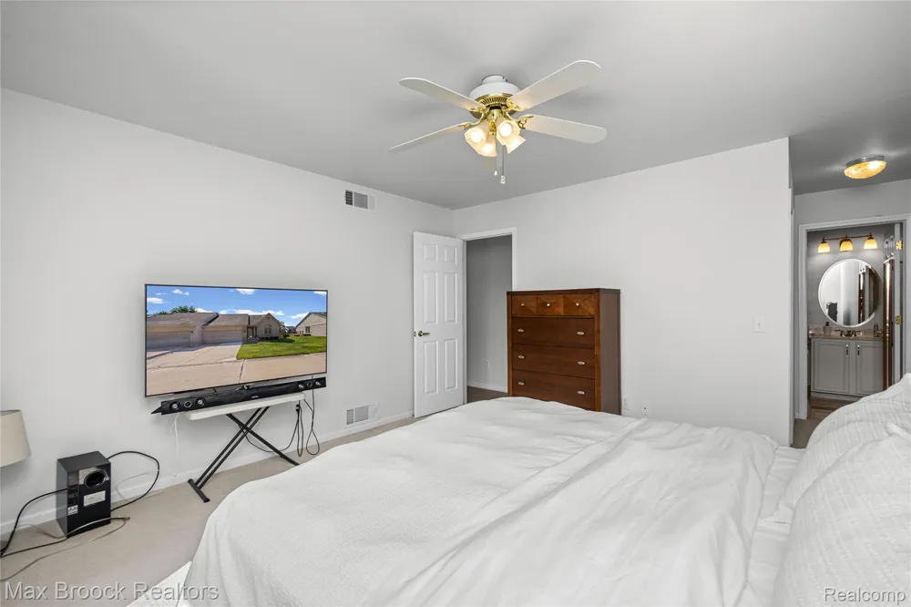 35263 Kings Forest Boulevard Clinton Charter Township, MI 48035