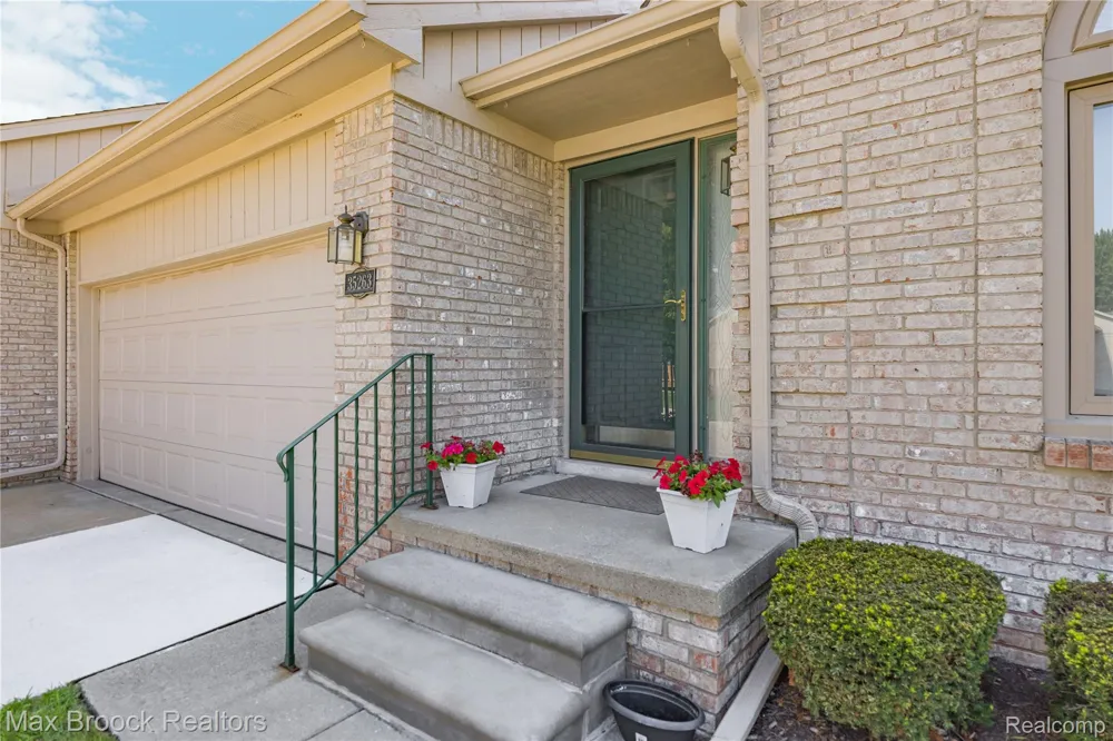 35263 Kings Forest Boulevard Clinton Charter Township, MI 48035