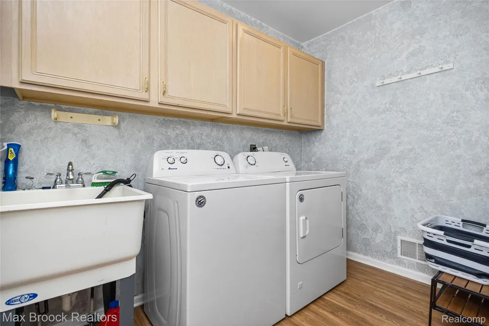 35263 Kings Forest Boulevard Clinton Charter Township, MI 48035