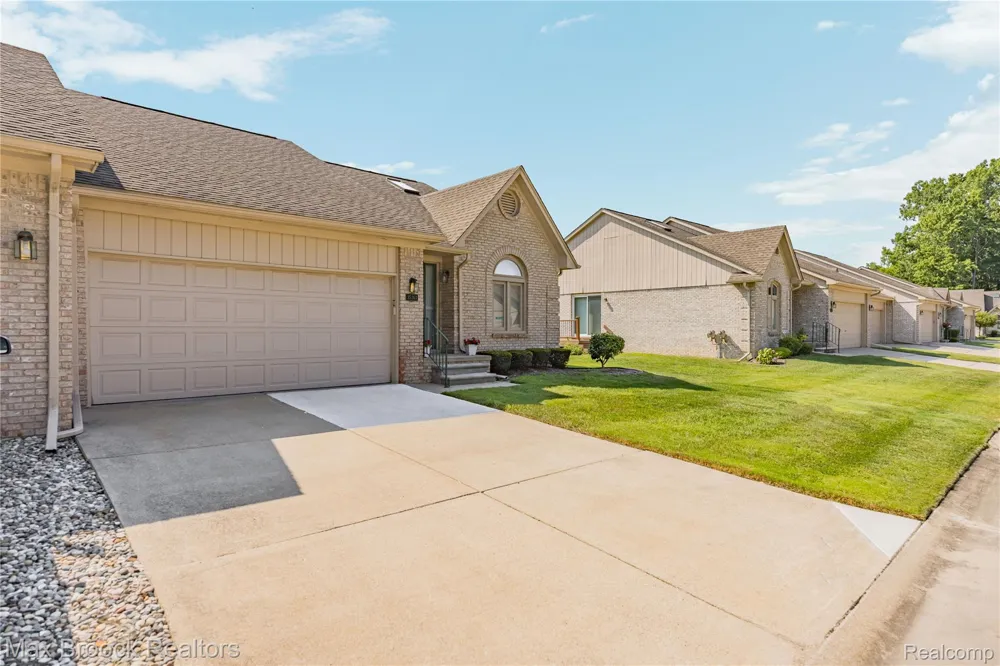 35263 Kings Forest Boulevard Clinton Charter Township, MI 48035