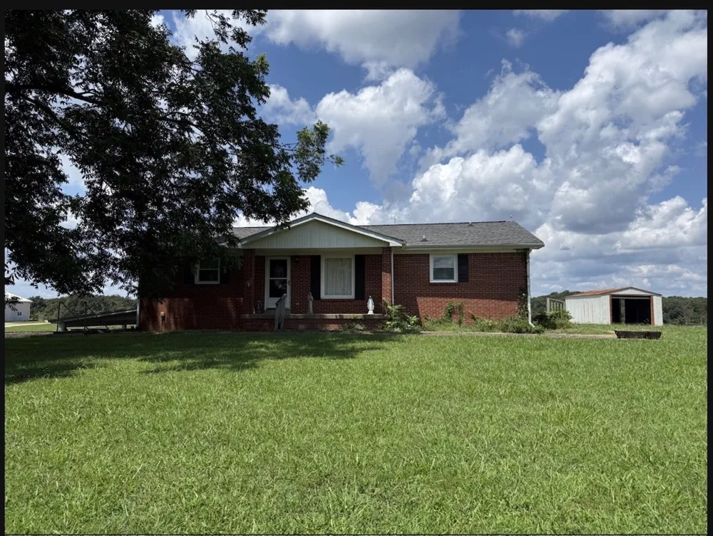 637 Sheehy Rd Mc Ewen, TN 37101