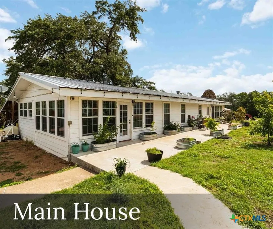 227 Henderson Lane Lockhart, TX 78644