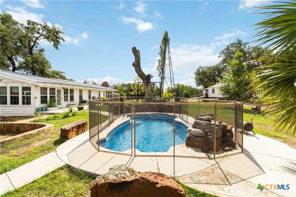227 Henderson Lane Lockhart, TX 78644