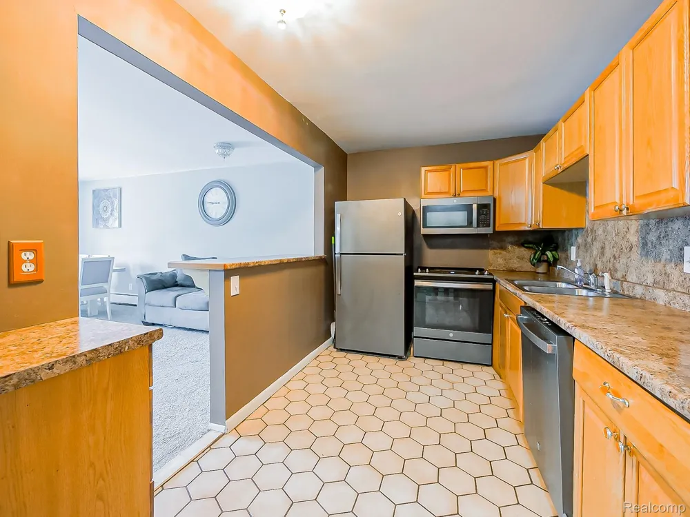 28428 W 8 Mile Road #C10 Farmington Hills City, MI 48336