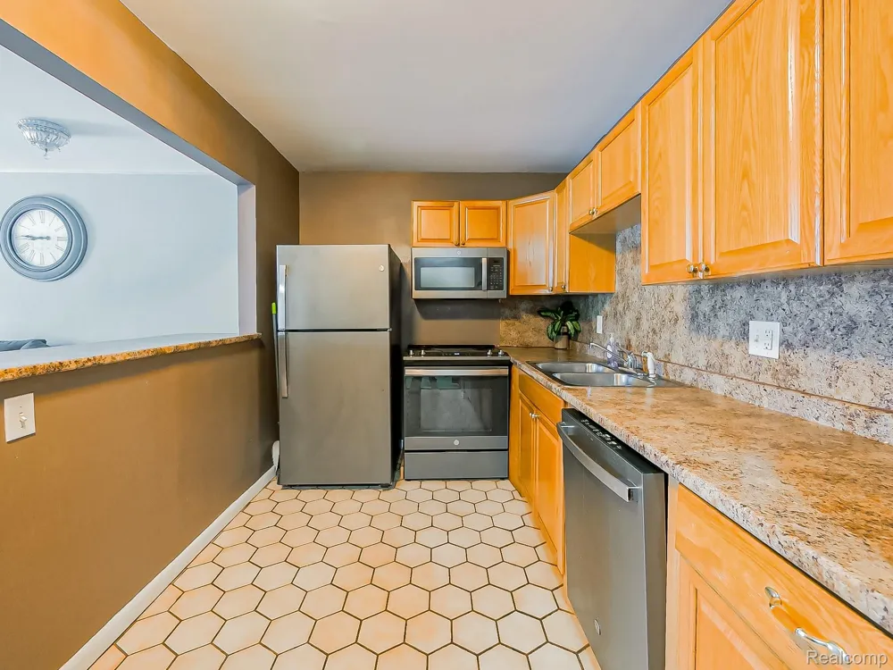 28428 W 8 Mile Road #C10 Farmington Hills City, MI 48336