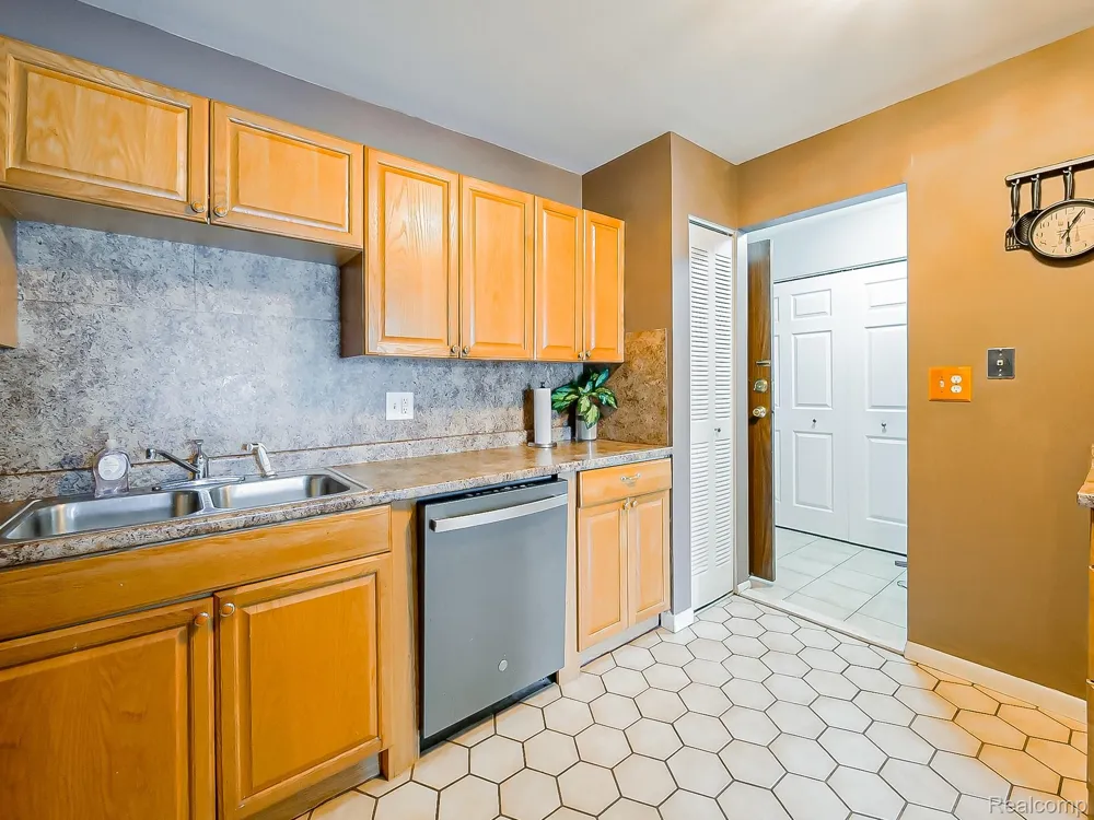 28428 W 8 Mile Road #C10 Farmington Hills City, MI 48336
