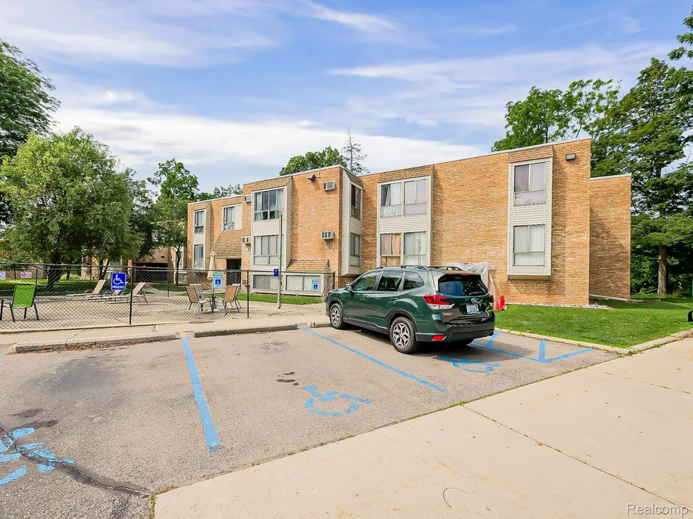 28428 W 8 Mile Road #C10 Farmington Hills City, MI 48336