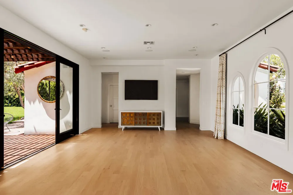 647 Toyopa Drive Pacific Palisades, CA 90272