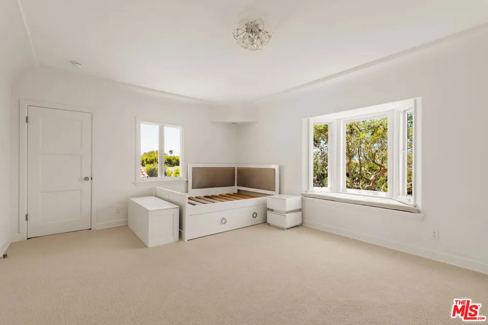 647 Toyopa Drive Pacific Palisades, CA 90272