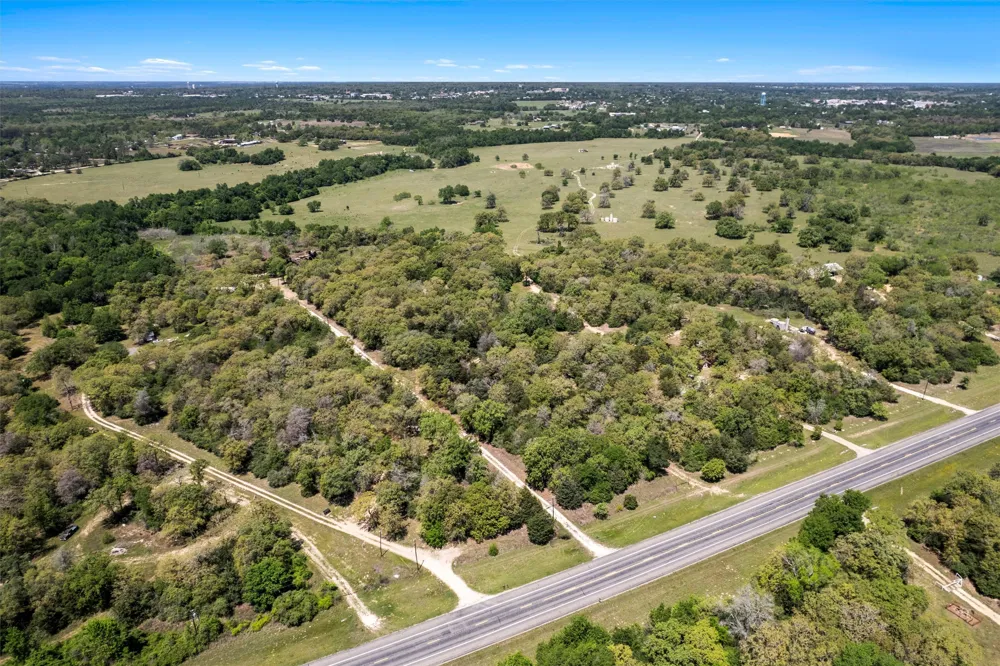 2810 S Highway 77 Rockdale, TX 76567