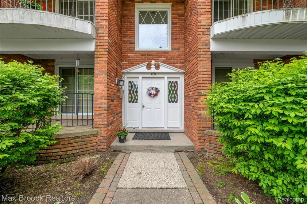 1711 Huntingwood Lane #C Bloomfield Charter Township, MI 48304