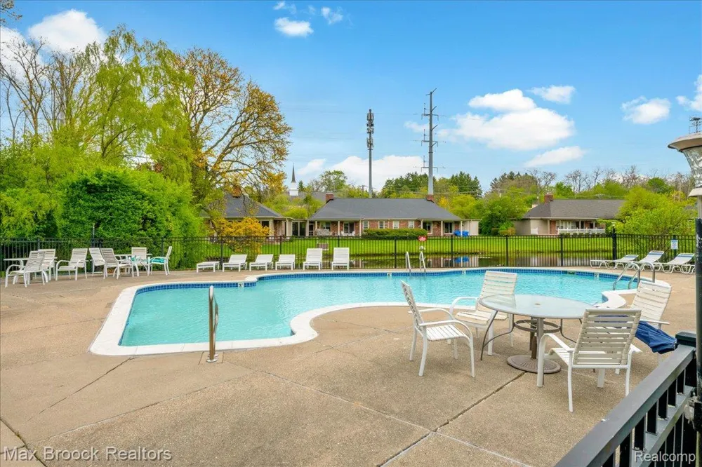1711 Huntingwood Lane #C Bloomfield Charter Township, MI 48304