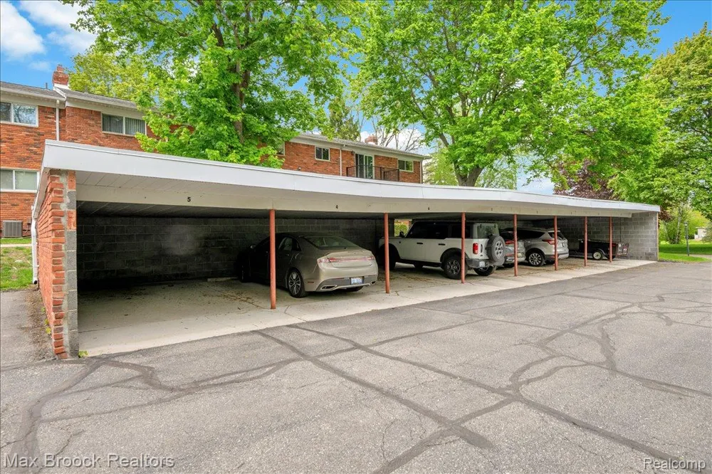 1711 Huntingwood Lane #C Bloomfield Charter Township, MI 48304