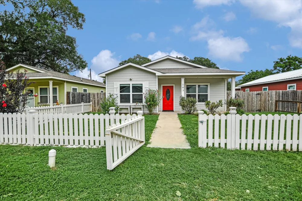 103 East Street Smithville, TX 78957