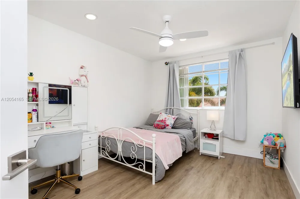 524 Water Pt Weston, FL 33326
