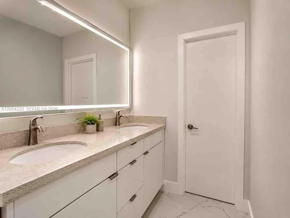 500 Bayview Dr #232 Sunny Isles Beach, FL 33160